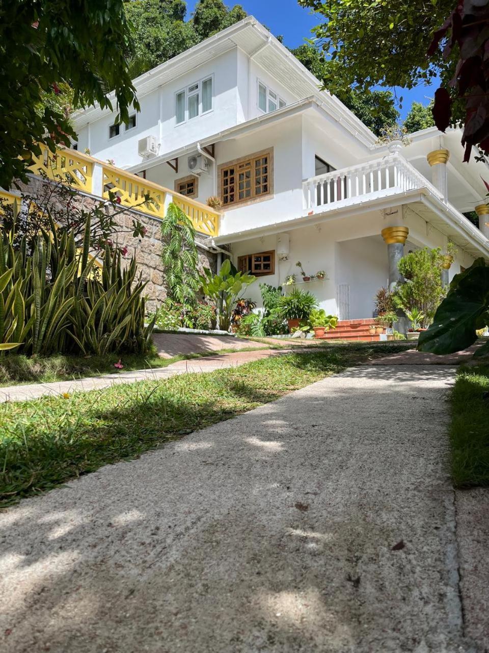 Cavern Apartments Baie Sainte Anne Exterior photo