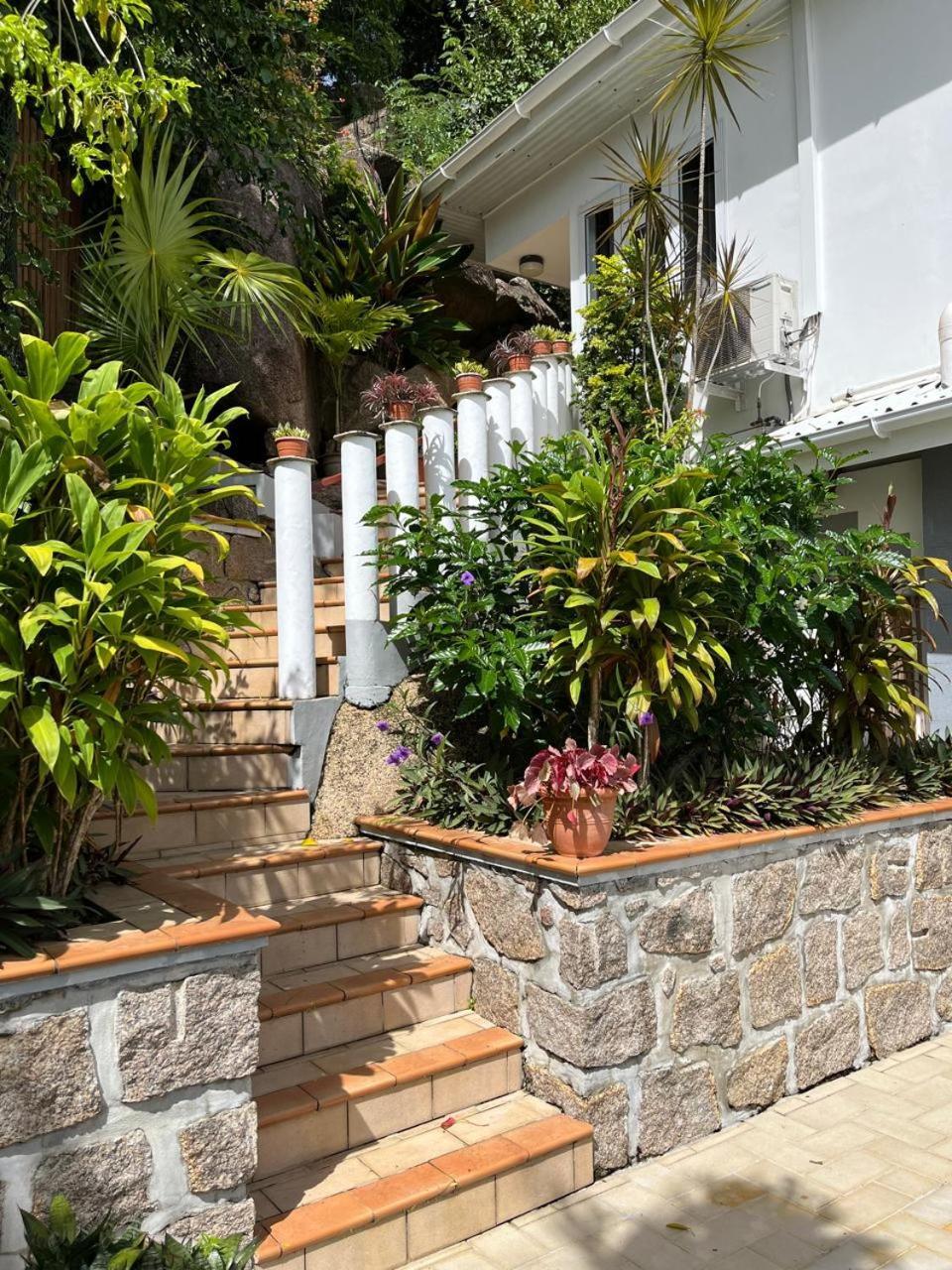 Cavern Apartments Baie Sainte Anne Exterior photo
